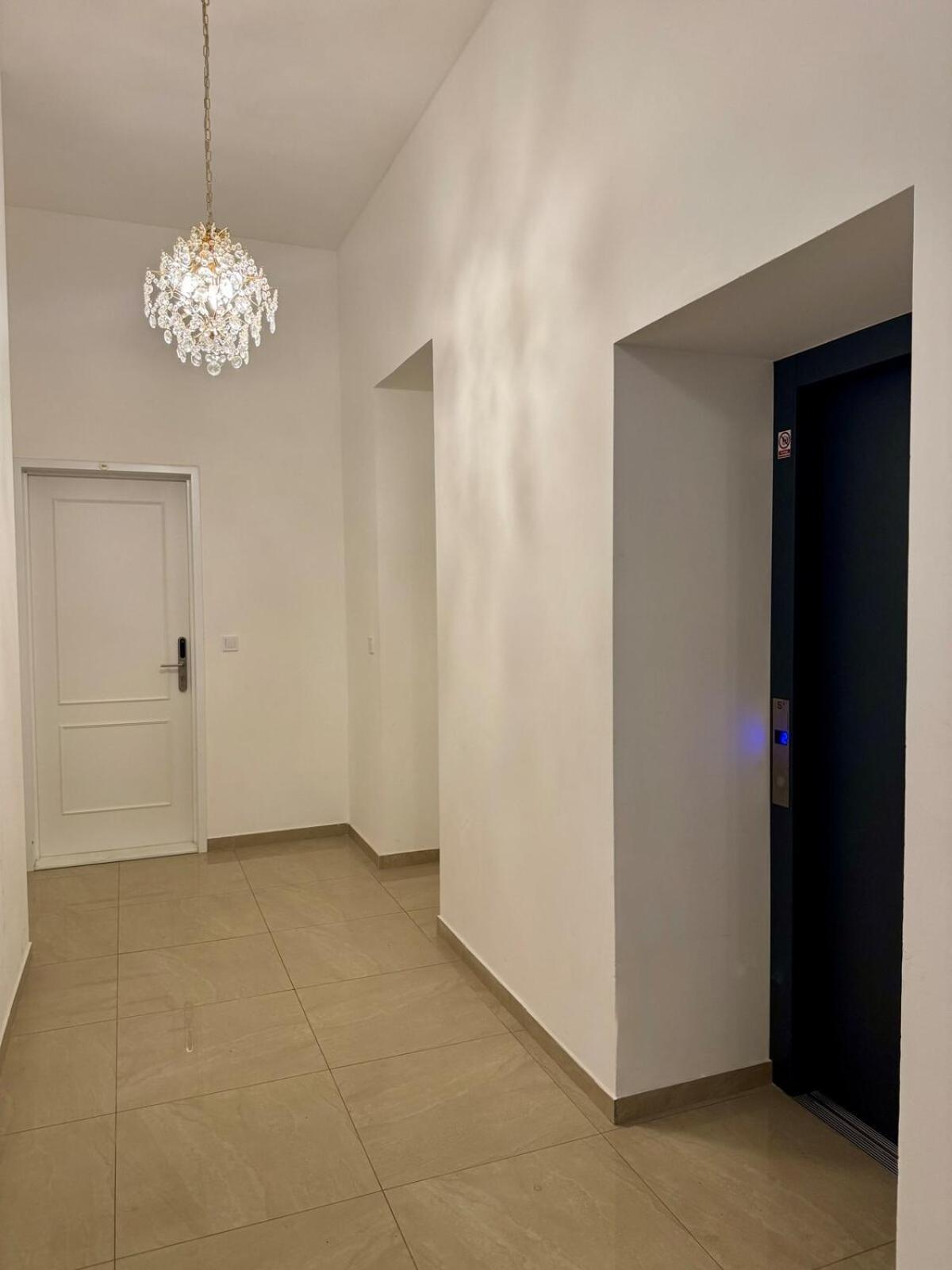 Apartment With Free Garage Parking