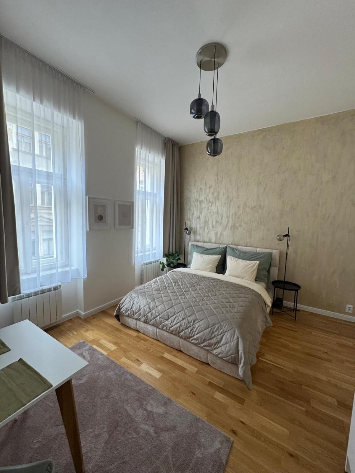 Apartment With Free Garage Parking *